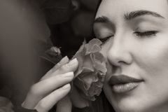 portret-editorial-femeie-gradina-trandafiri